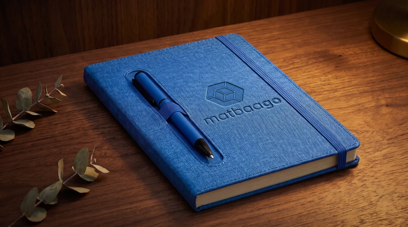 Kalem tutuculu, lastikli defter — örnek logo uygulamasıyla